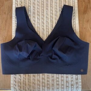 Women's Black Scalloped Edge Bra